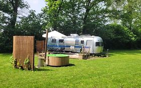 Amerikaanse Airstream Caravan Met Hottub